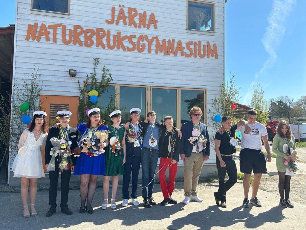 Eleverna ta studenten på Järna Naturbruksgymnasium